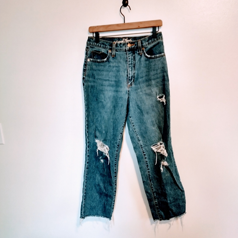 Universal Thread medium wash baggy jeans, high rise size 8 with distressed knees